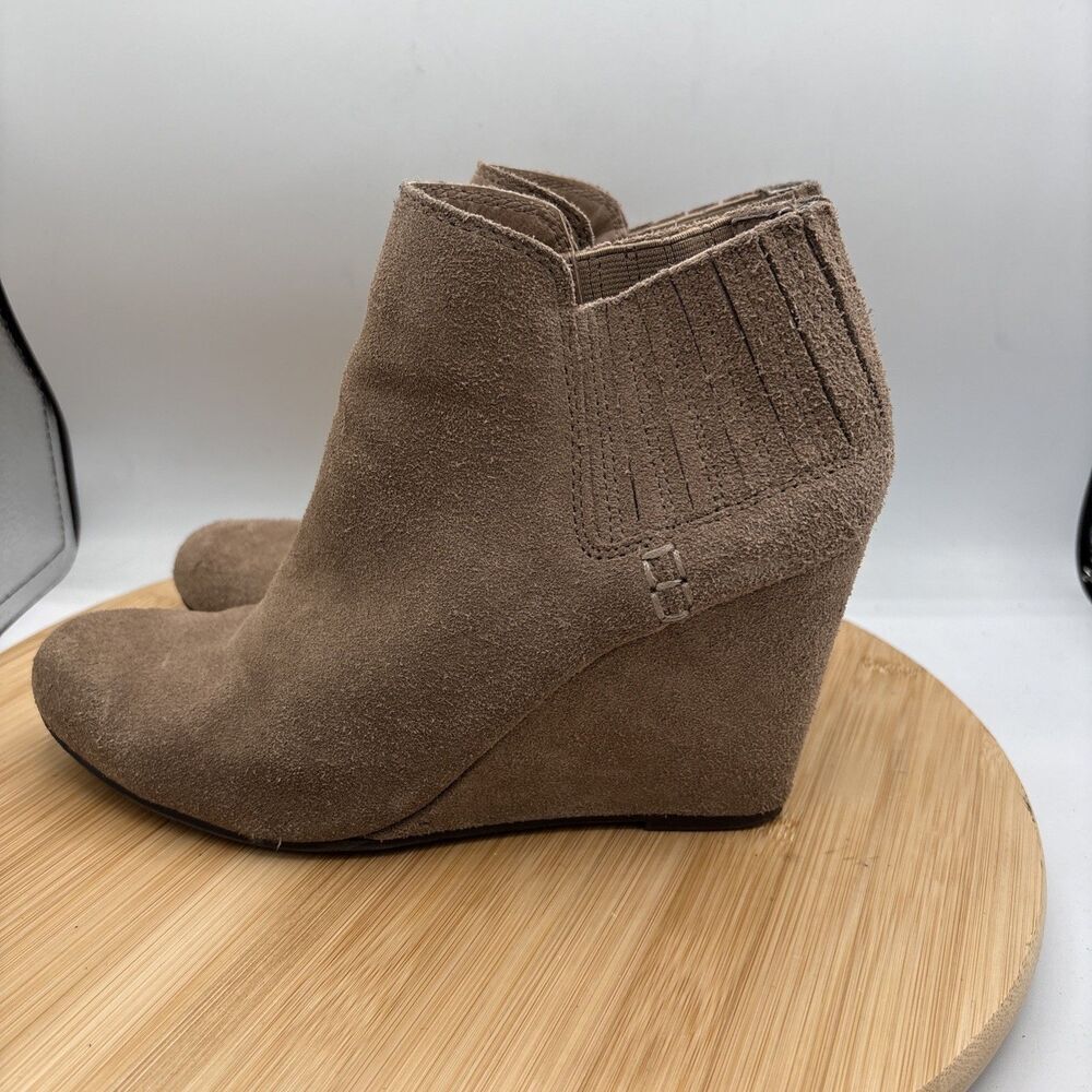 Dolce Vita Gwynn Women’s Taupe Suede Ankle Wedge Bootie Size 8.5 - Picture 3 of 9